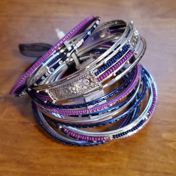 💕 NWT Charming Charlie Bangle Bracelet Set 💋 - Picture 1 of 2